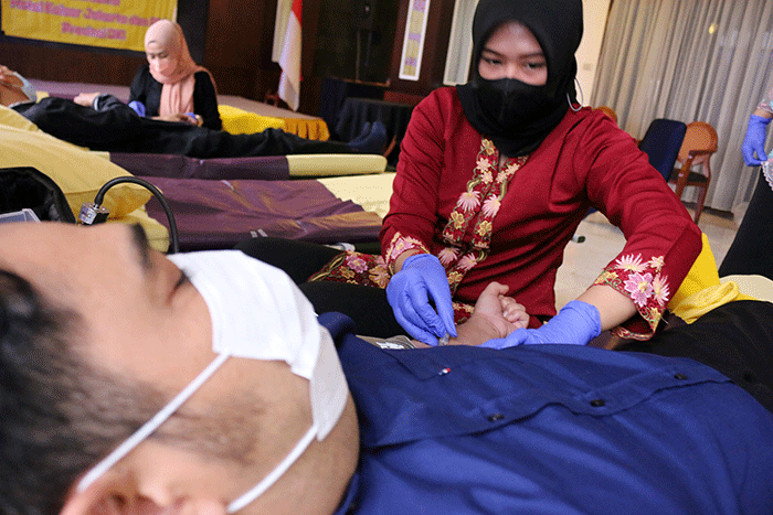 Warga melakukan donor darah yang diselenggarakan oleh PMI di Hotel Kaisar, Jakarta, Sabtu (22/10/2022).