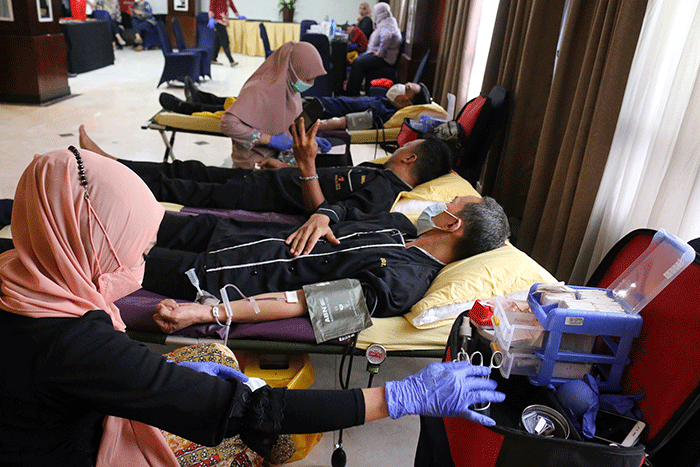 Warga melakukan donor darah yang diselenggarakan oleh PMI di Hotel Kaisar, Jakarta, Sabtu (22/10/2022).