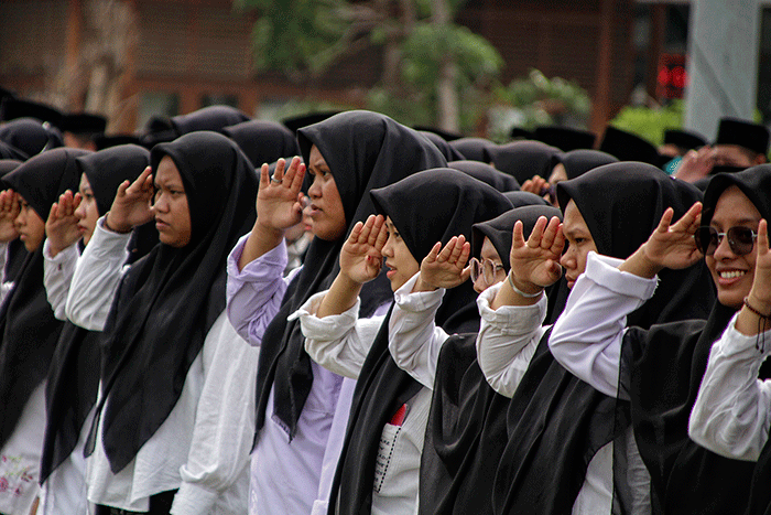 Ribuan santri mengikuti upacara bendera peringatan Hari Santri Nasional ke-8 di Alun-alun Semarang dan Masjid Agung Jawa Tengah (MAJT), Kota Semarang.