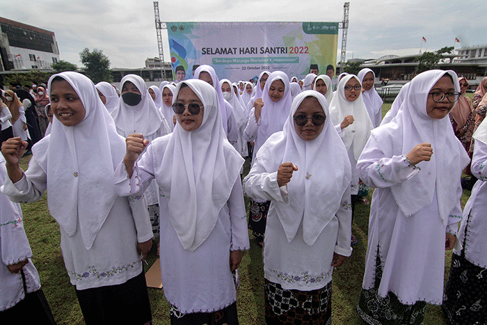 Ribuan santri mengikuti upacara bendera peringatan Hari Santri Nasional ke-8 di Alun-alun Semarang dan Masjid Agung Jawa Tengah (MAJT), Kota Semarang.