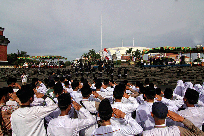 Ribuan santri mengikuti upacara bendera peringatan Hari Santri Nasional ke-8 di Alun-alun Semarang dan Masjid Agung Jawa Tengah (MAJT), Kota Semarang.