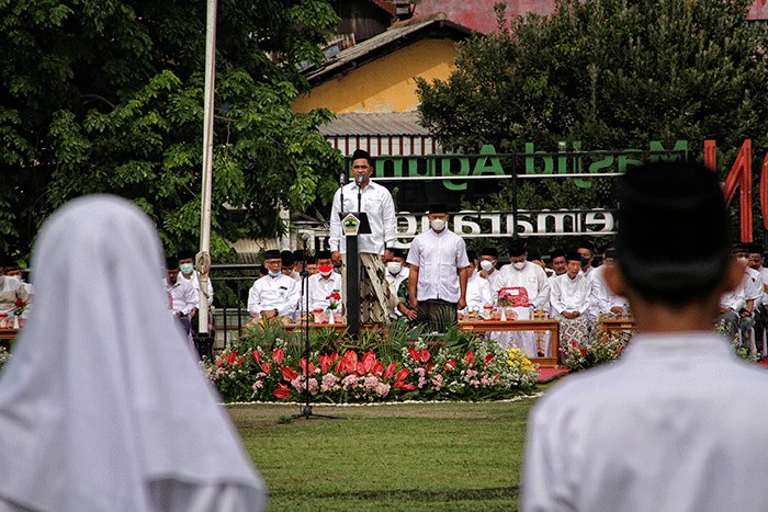 Ribuan santri mengikuti upacara bendera peringatan Hari Santri Nasional ke-8 di Alun-alun Semarang dan Masjid Agung Jawa Tengah (MAJT), Kota Semarang.