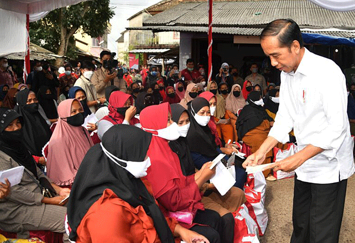 Presiden Joko Widodo menyapa sekaligus menyerahkan bantuan sosial kepada para penerima manfaat di Pasar Toboali, Kabupaten Bangka Selatan.