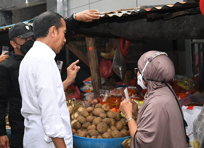 Presiden Joko Widodo menyapa sekaligus menyerahkan bantuan sosial kepada para penerima manfaat di Pasar Toboali, Kabupaten Bangka Selatan.