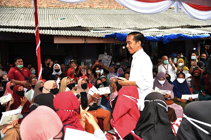 Presiden Joko Widodo menyapa sekaligus menyerahkan bantuan sosial kepada para penerima manfaat di Pasar Toboali, Kabupaten Bangka Selatan.
