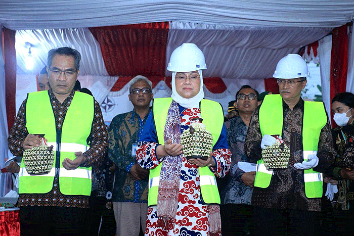 Menteri Ketenagakerjaan Ida Fauziyah melakukan peletakan batu pertama pembangunan Unit Pelayanan Teknis Pusat (UPTP) Balai Latihan Kerja Bantul.