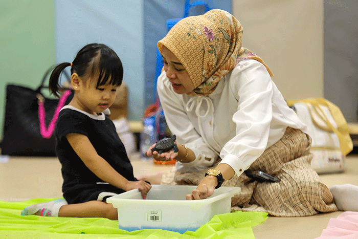 Sejumlah ibu dan anak saat mengikuti wokshop parenting Edukasi Konservasi bertajuk 