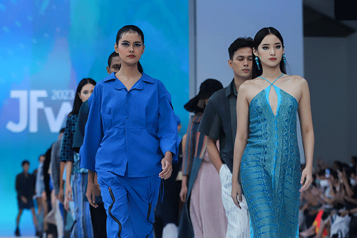 Model tampil memeragakan busana saat pembukaan Jakarta Fashion Week (JFW) 2023 di Pondok Indah Mall (PIM) 3, Jakarta Selatan, Senin (24/10/2022).