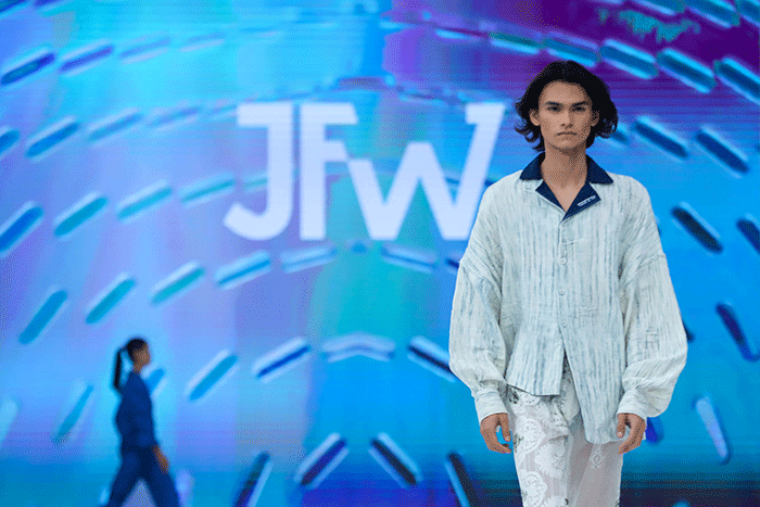 Model tampil memeragakan busana saat pembukaan Jakarta Fashion Week (JFW) 2023 di Pondok Indah Mall (PIM) 3, Jakarta Selatan, Senin (24/10/2022).