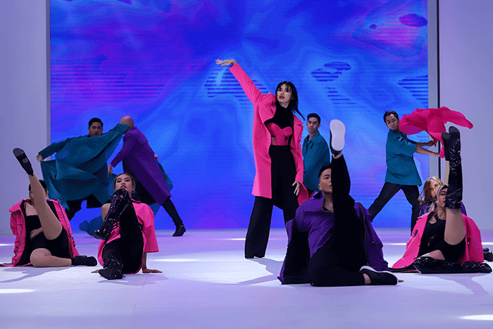 Model tampil memeragakan busana saat pembukaan Jakarta Fashion Week (JFW) 2023 di Pondok Indah Mall (PIM) 3, Jakarta Selatan, Senin (24/10/2022).