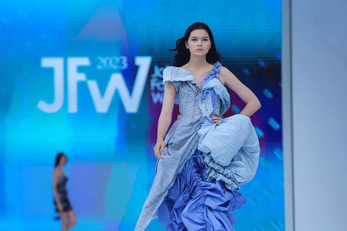 Model tampil memeragakan busana saat pembukaan Jakarta Fashion Week (JFW) 2023 di Pondok Indah Mall (PIM) 3, Jakarta Selatan, Senin (24/10/2022).