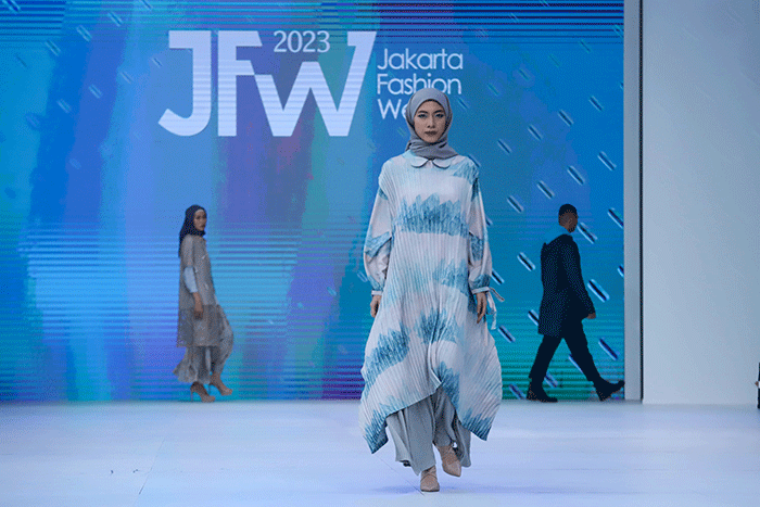 Model tampil memeragakan busana saat pembukaan Jakarta Fashion Week (JFW) 2023 di Pondok Indah Mall (PIM) 3, Jakarta Selatan, Senin (24/10/2022).