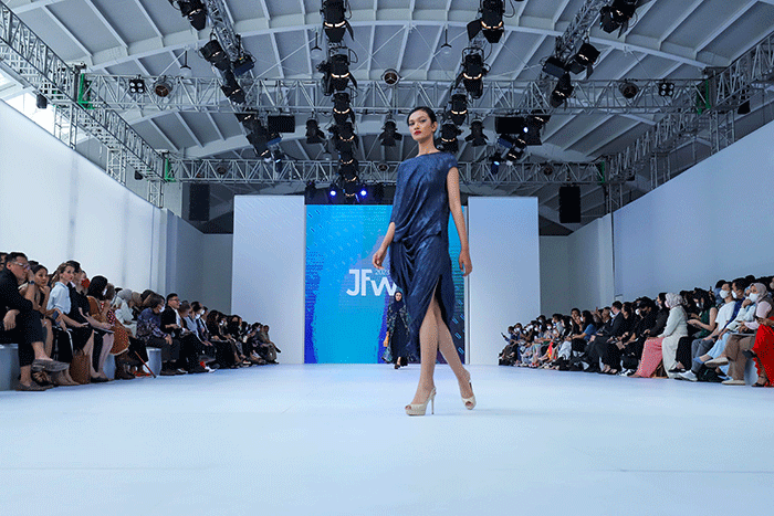 Model tampil memeragakan busana saat pembukaan Jakarta Fashion Week (JFW) 2023 di Pondok Indah Mall (PIM) 3, Jakarta Selatan, Senin (24/10/2022).