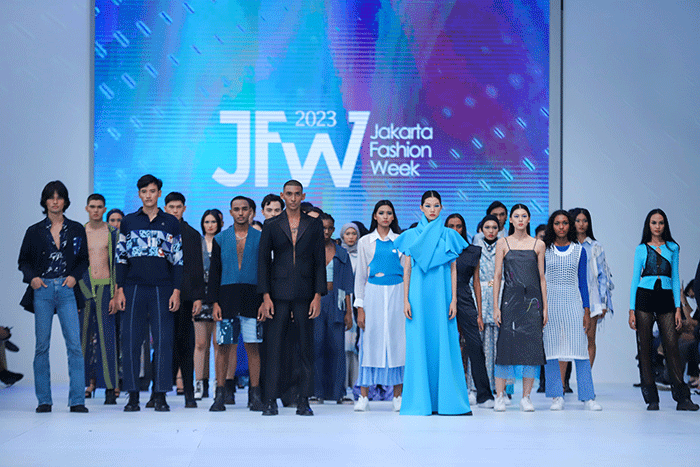 Model tampil memeragakan busana saat pembukaan Jakarta Fashion Week (JFW) 2023 di Pondok Indah Mall (PIM) 3, Jakarta Selatan, Senin (24/10/2022).