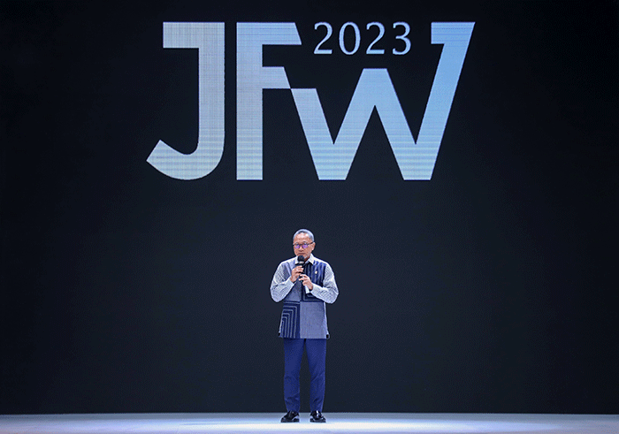 Menteri Perdagangan Zulkifli Hasan memberikan sambutannya saat membuka Jakarta Fashion Week (JFW) 2023 di Pondok Indah Mall (PIM) 3, Jakarta Selatan.