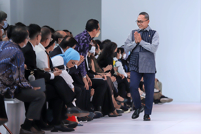 Menteri Perdagangan Zulkifli Hasan memberikan sambutannya saat membuka Jakarta Fashion Week (JFW) 2023 di Pondok Indah Mall (PIM) 3, Jakarta Selatan.