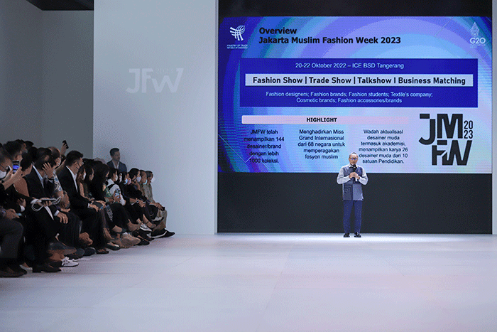 Menteri Perdagangan Zulkifli Hasan memberikan sambutannya saat membuka Jakarta Fashion Week (JFW) 2023 di Pondok Indah Mall (PIM) 3, Jakarta Selatan.