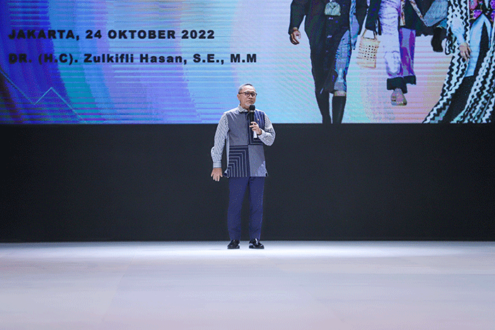 Menteri Perdagangan Zulkifli Hasan memberikan sambutannya saat membuka Jakarta Fashion Week (JFW) 2023 di Pondok Indah Mall (PIM) 3, Jakarta Selatan.