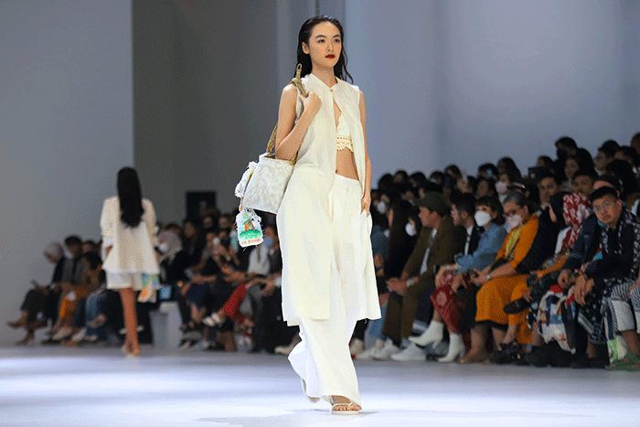 Model tampil memperagakan busana koleksi dari Dewi's Luxe Market dalam acara Jakarta Fashion Week atau JFW 2023 di Pondok Indah Mall.
