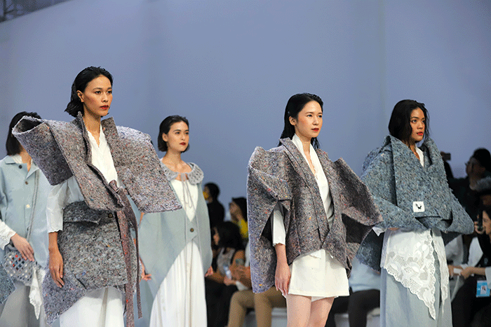 Model tampil memperagakan busana koleksi dari Dewi's Luxe Market dalam acara Jakarta Fashion Week atau JFW 2023 di Pondok Indah Mall.