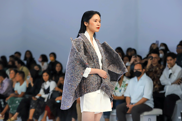 Model tampil memperagakan busana koleksi dari Dewi's Luxe Market dalam acara Jakarta Fashion Week atau JFW 2023 di Pondok Indah Mall.