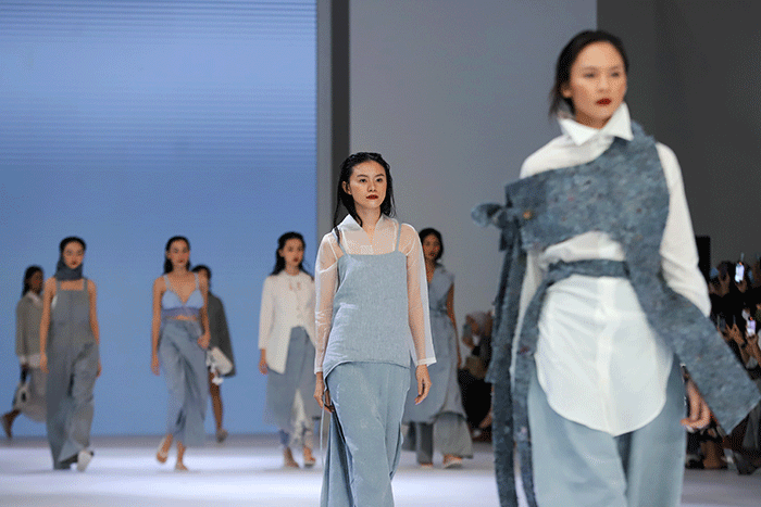 Model tampil memperagakan busana koleksi dari Dewi's Luxe Market dalam acara Jakarta Fashion Week atau JFW 2023 di Pondok Indah Mall.