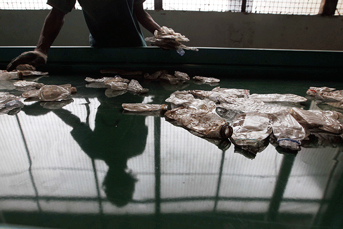 Pekerja Beraktifitas di pabrik pengolahan limbah plastik Tridi Oasis di kawasan Tangerang, Selasa (25/10/2022).