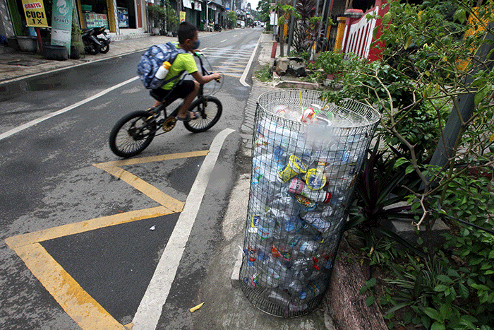 Pekerja Beraktifitas di pabrik pengolahan limbah plastik Tridi Oasis di kawasan Tangerang, Selasa (25/10/2022).