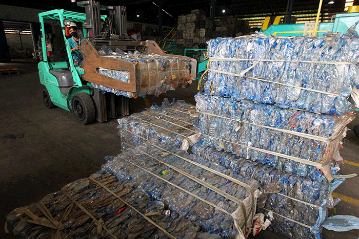 Pekerja Beraktifitas di pabrik pengolahan limbah plastik Tridi Oasis di kawasan Tangerang, Selasa (25/10/2022).