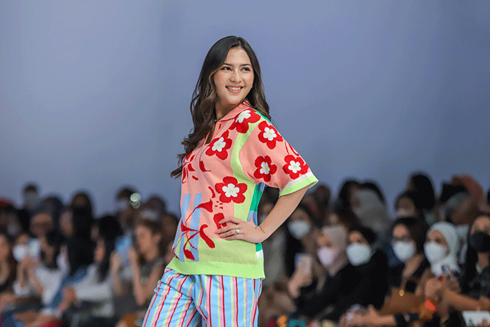 Model tampil memperagakan busana koleksi dari Fashionlink: dalam gelaran Jakarta Fashion Week atau JFW 2023 di Pondok Indah Mall (PIM) 3.