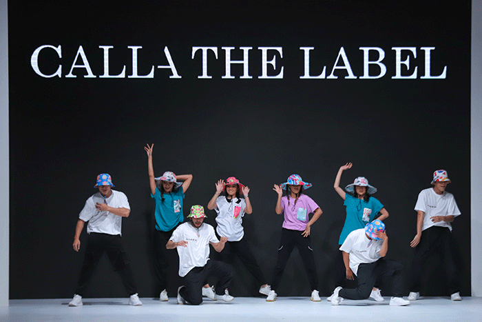 Model tampil memperagakan busana koleksi dari Fashionlink: dalam gelaran Jakarta Fashion Week atau JFW 2023 di Pondok Indah Mall (PIM) 3.