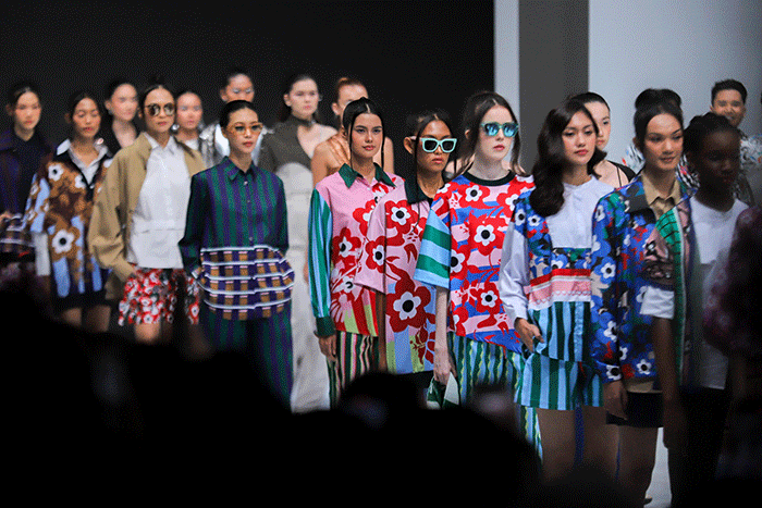 Model tampil memperagakan busana koleksi dari Fashionlink: dalam gelaran Jakarta Fashion Week atau JFW 2023 di Pondok Indah Mall (PIM) 3.