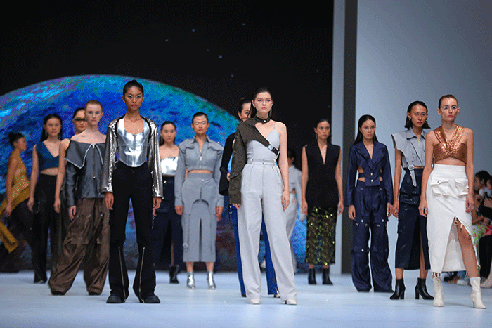 Model tampil memperagakan busana koleksi dari Fashionlink: dalam gelaran Jakarta Fashion Week atau JFW 2023 di Pondok Indah Mall (PIM) 3.