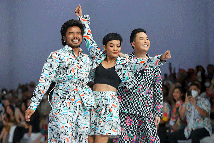 Model tampil memperagakan busana koleksi dari Fashionlink: dalam gelaran Jakarta Fashion Week atau JFW 2023 di Pondok Indah Mall (PIM) 3.