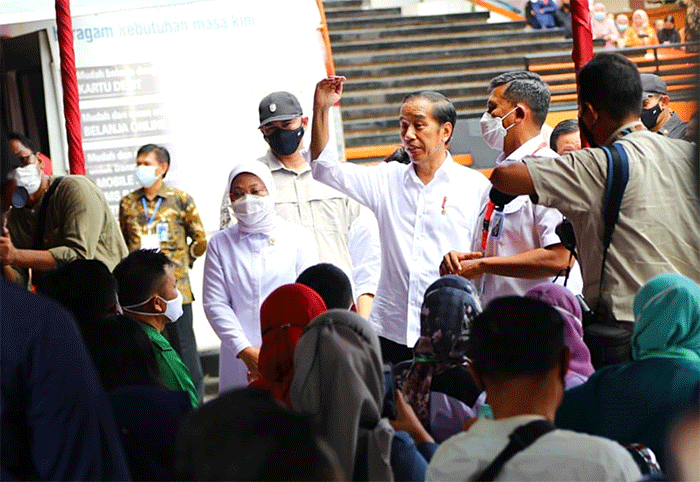 Presiden Joko Widodo menyerahkan sejumlah bantuan sosial kepada para penerima manfaat di Kantor Pos Cabang Balikpapan, Kota Balikpapan.
