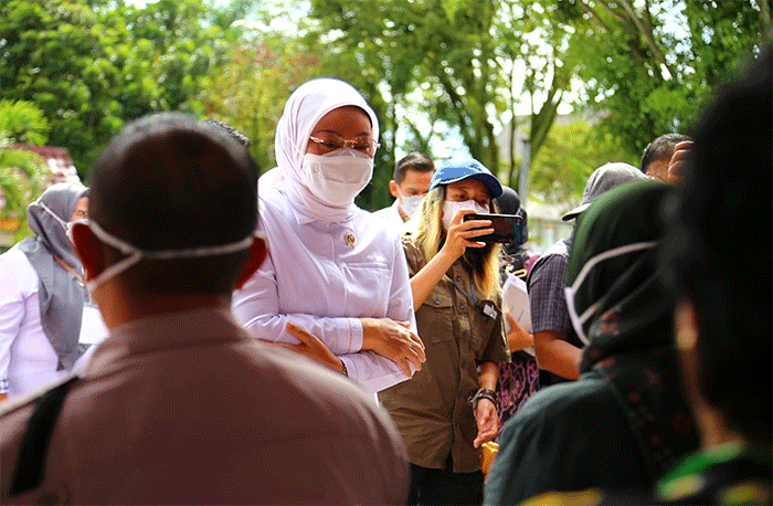 Presiden Joko Widodo menyerahkan sejumlah bantuan sosial kepada para penerima manfaat di Kantor Pos Cabang Balikpapan, Kota Balikpapan.