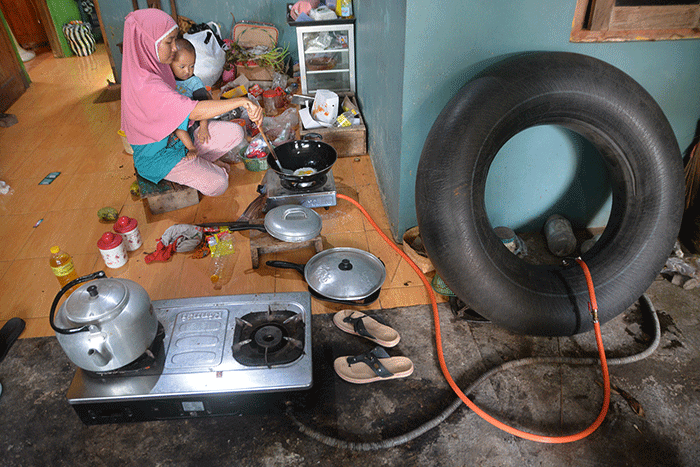 Aktivitas sejumlah peternak dan mahasiswa magang di tempat pengembangan biogas yang dikelola oleh Kelompok Peternak Sapi JSN Cengkir Gading.