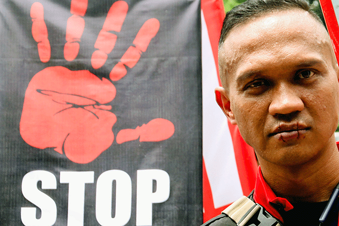 Massa dari Bakornas LKBHMI PB Himpunan Mahasiswa Islam (HMI) melakukan aksi unjuk rasa di depan Gedung Mahkamah Agung (MA), Selasa (25/10/2022).