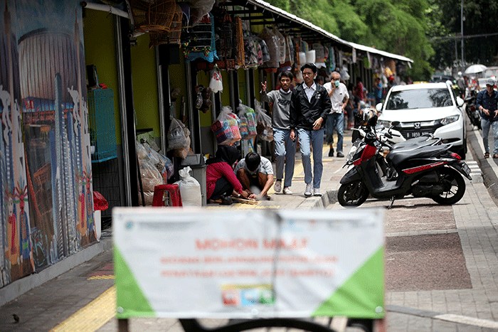 Para pedagang saat menunggu pembeli di pasar hewan Barito, Kebayoran Lama, Jakarta, Selasa (25/10/2022).