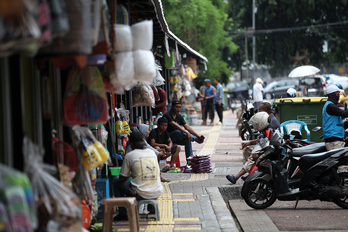Para pedagang saat menunggu pembeli di pasar hewan Barito, Kebayoran Lama, Jakarta, Selasa (25/10/2022).