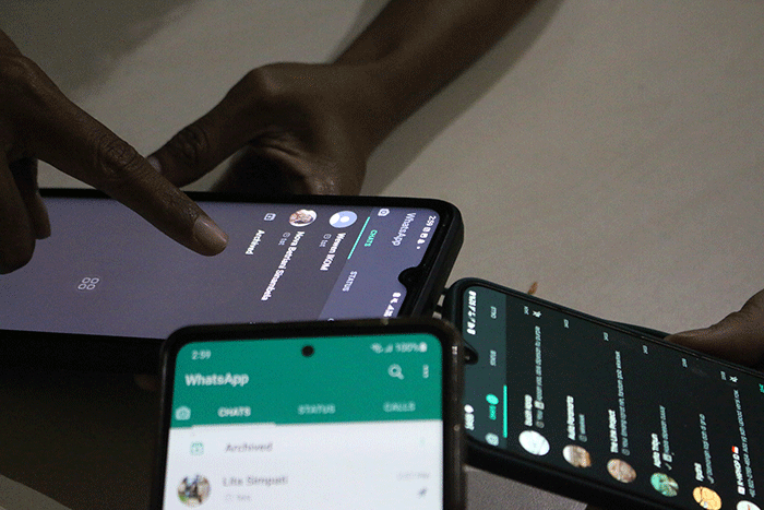 Pengguna WhatsApp menunjukan selulernya saat tidak berfungsinya WhatsAppnya di Jakarta, Selasa (25/10/2022).