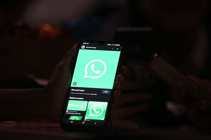 Pengguna WhatsApp menunjukan selulernya saat tidak berfungsinya WhatsAppnya di Jakarta, Selasa (25/10/2022).