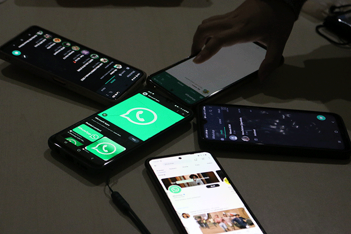 Pengguna WhatsApp menunjukan selulernya saat tidak berfungsinya WhatsAppnya di Jakarta, Selasa (25/10/2022).