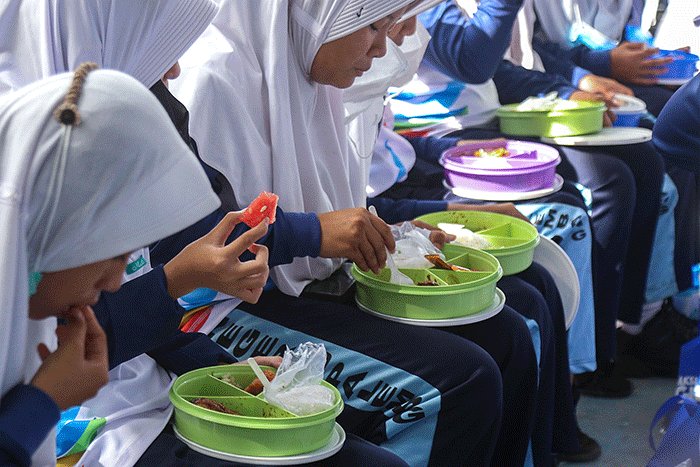 Puluhan pelajar putri SMPN 19 makan pagi bersama dan minum tablet tambah darah pada peluncuran Gerakan Nasional Aksi Bergizi di Sekolah, Rabu (26/10/2022).