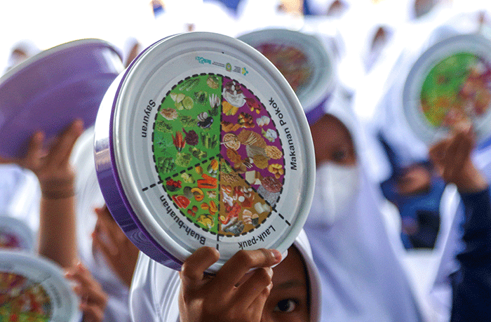 Puluhan pelajar putri SMPN 19 makan pagi bersama dan minum tablet tambah darah pada peluncuran Gerakan Nasional Aksi Bergizi di Sekolah, Rabu (26/10/2022).