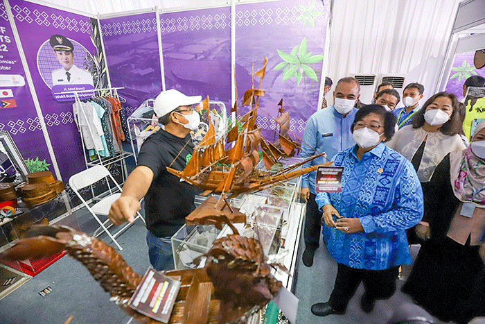 Pembukaan Partnerships in Environmental Management for The Seas of East Asia (PEMSEA) Network of Local Governments (PNLG) Meeting Summit 2022.