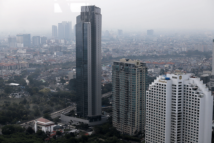 Permukiman warga dan gedung bertingkat terlihat dari ketinggian di kawasan Jakarta Pusat, Rabu (26/10/2022).