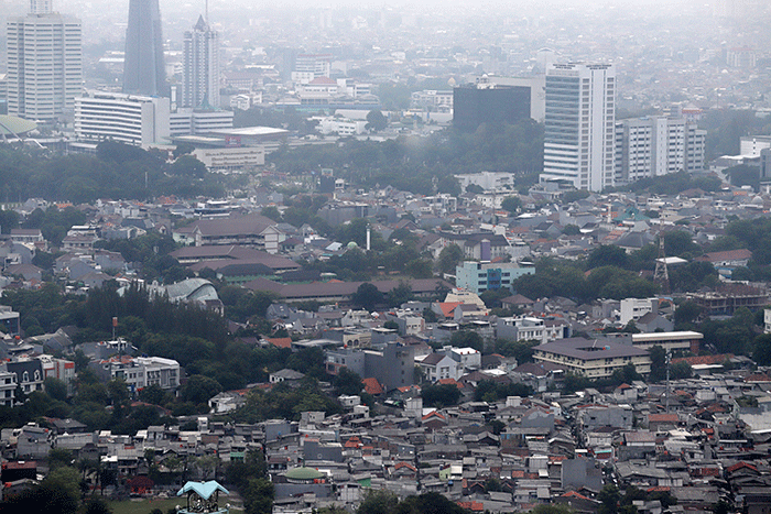 Permukiman warga dan gedung bertingkat terlihat dari ketinggian di kawasan Jakarta Pusat, Rabu (26/10/2022).