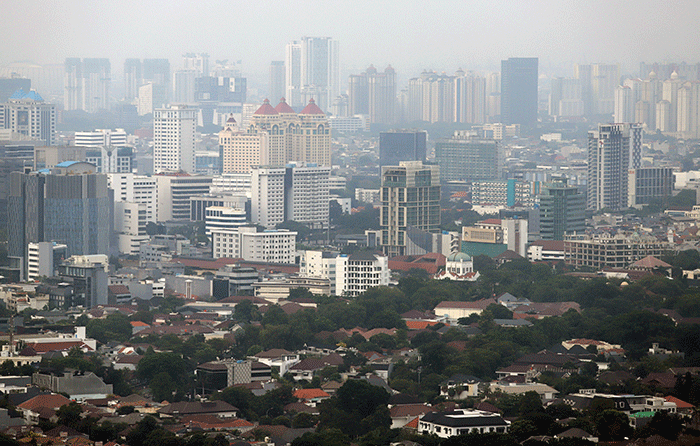Permukiman warga dan gedung bertingkat terlihat dari ketinggian di kawasan Jakarta Pusat, Rabu (26/10/2022).