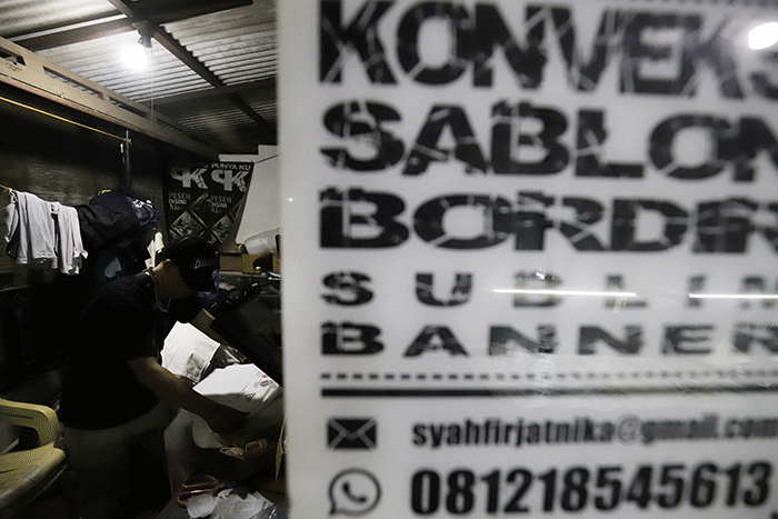 Pekerja sedang menyelesaikan penyablonan teknik digital di kawasan Pondok Gede, Kota Bekasi, Jawa Barat, Rabu (26/10/2022).